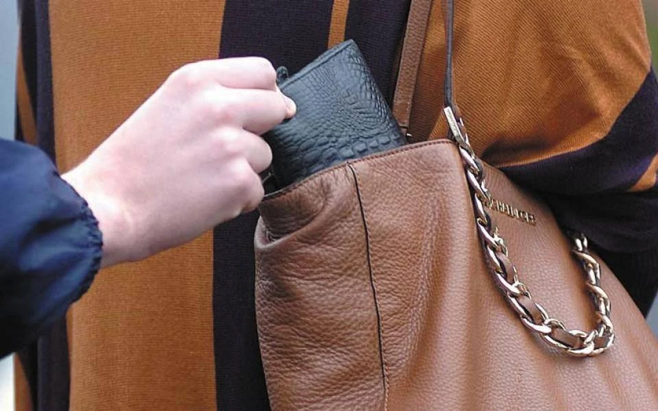 Мужчина вытащил кошелек из сумки пассажирки при выходе из маршрутки