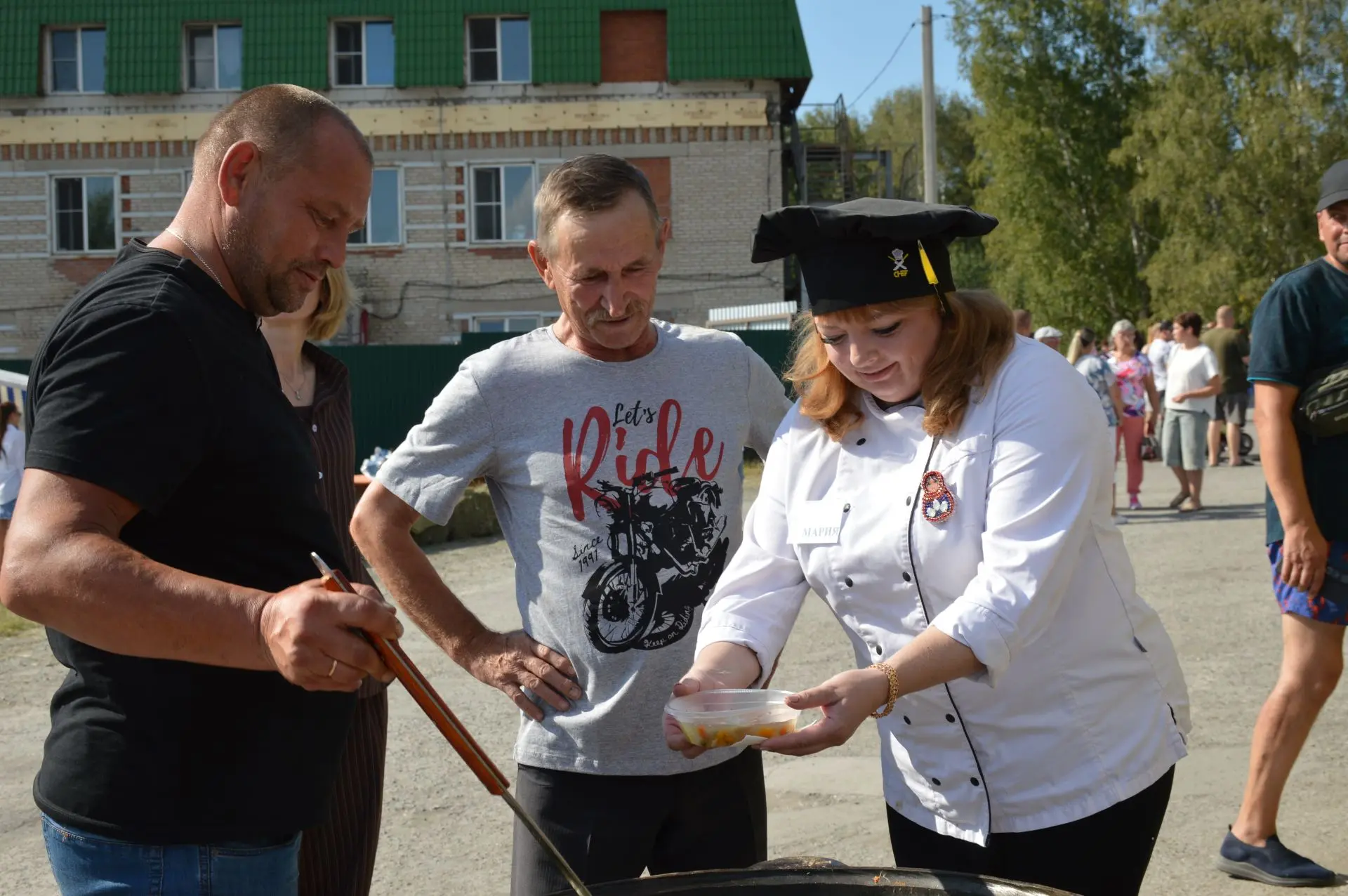 И, конечно, уха! Жительница Шибково Мария Родькина приготовила большой казан рыбного су...