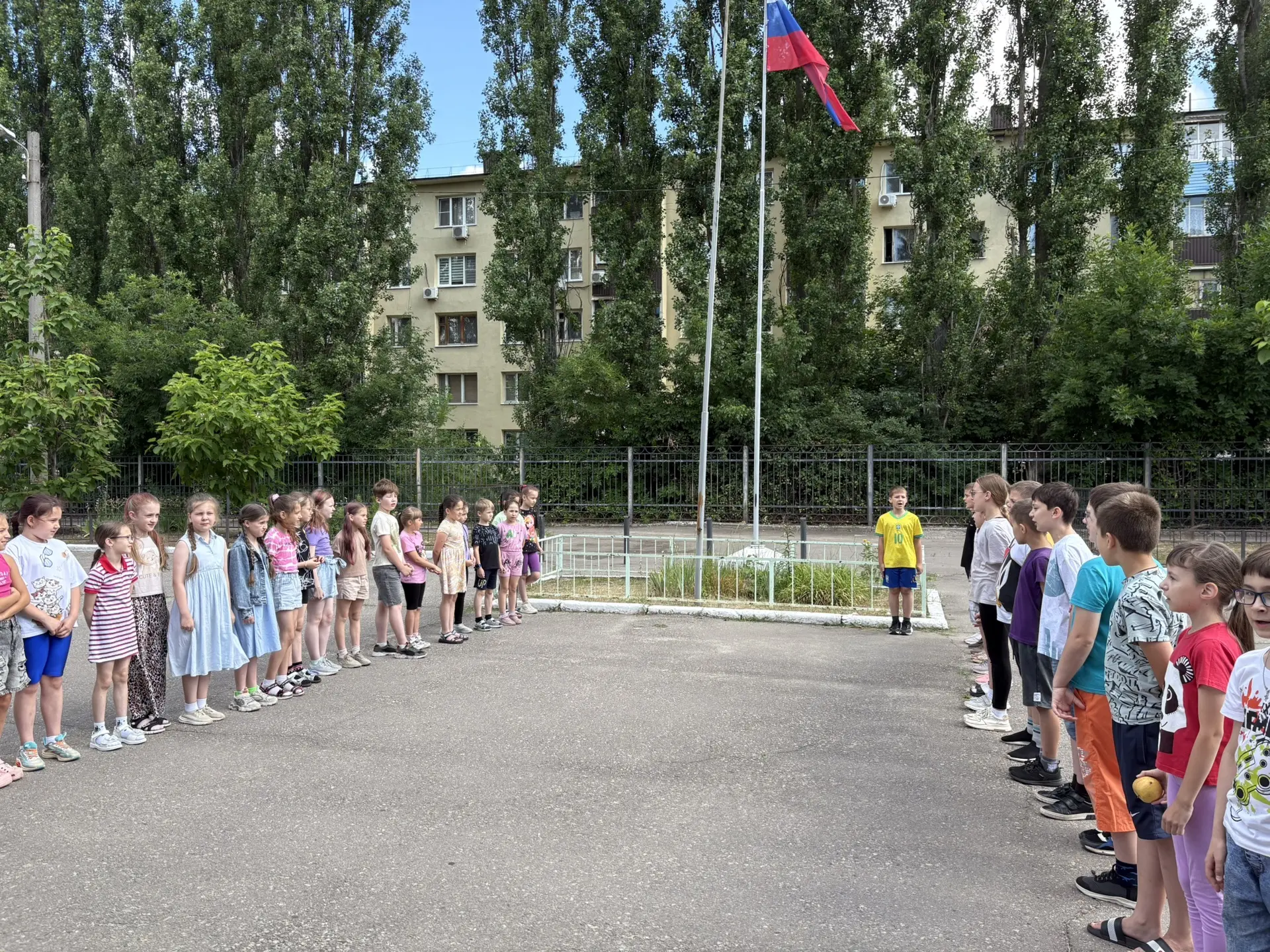 🌞 Сегодня в пришкольном лагере «Теремок» прошёл очень интересный и насыщенный день! 

👩‍⚕️👨‍🚒🧑‍