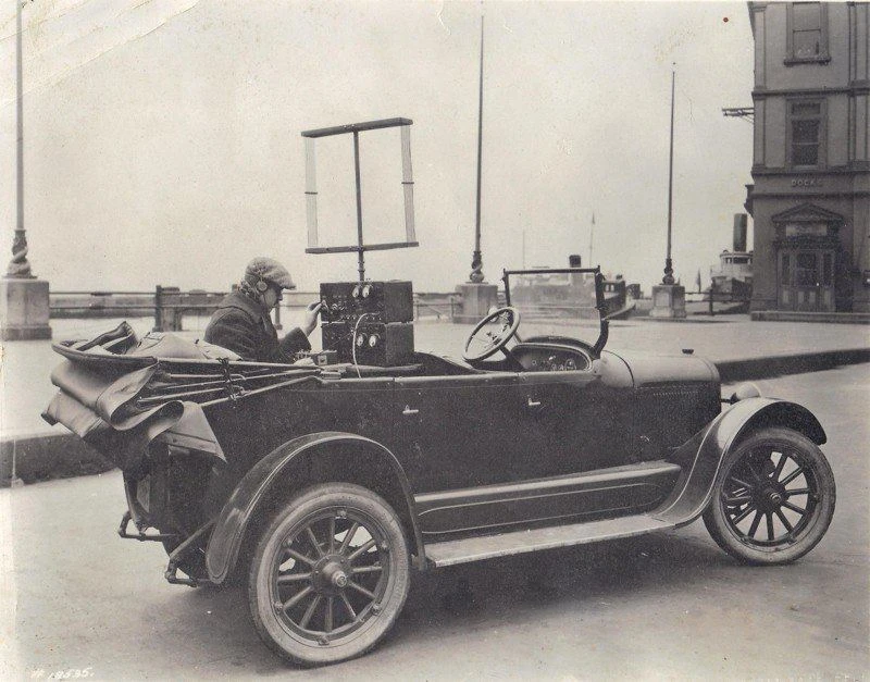 Первый мобильный телефон, разработанный инженерами Bell Labs, 1924 год. Устройство, с которого начал