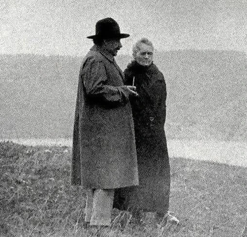 Альберт Эйнштейн и Мария Кюри обсуждают возле озера, 1929 год
