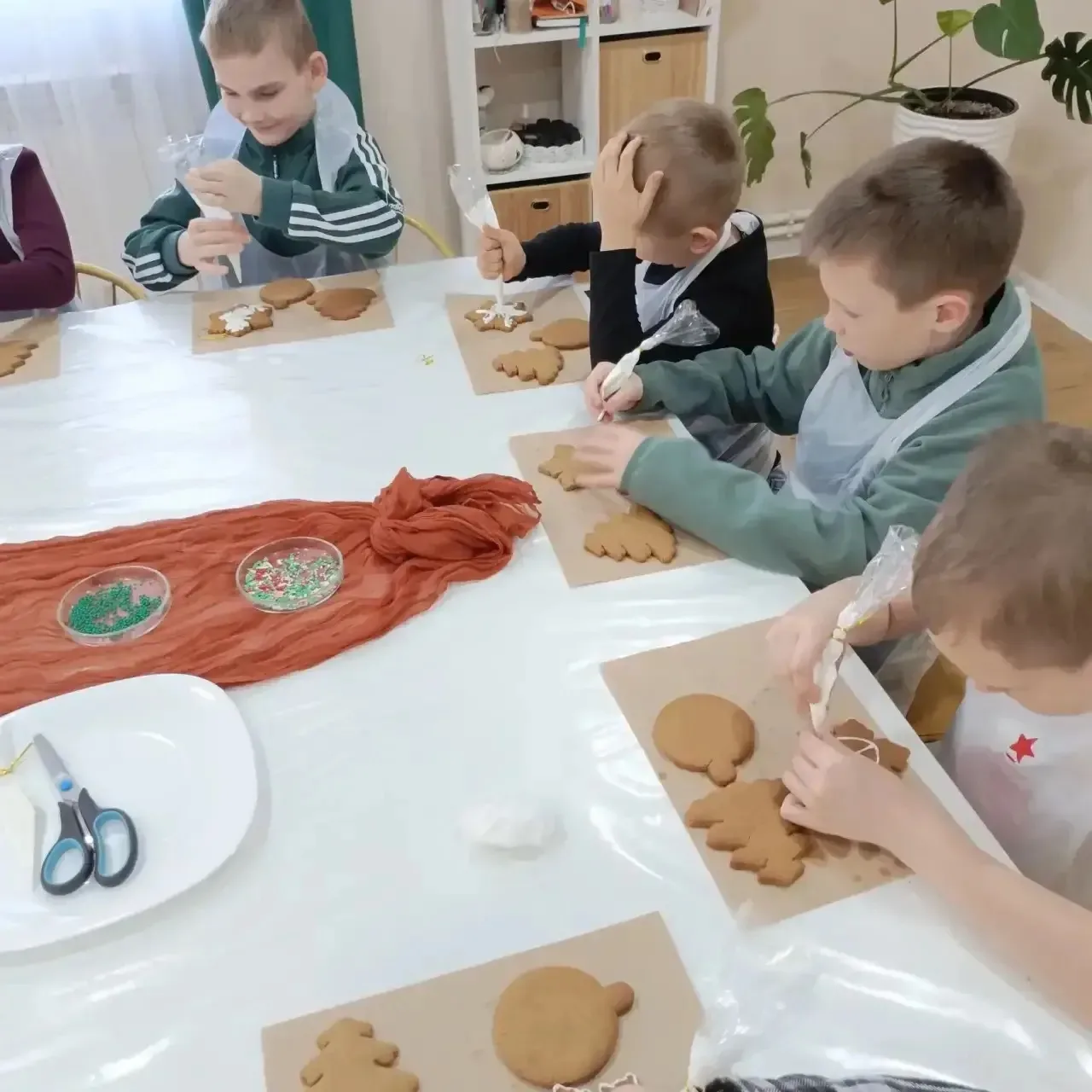 🍪✨ В самом разгаре зимние каникулы, наполненные волшебством творчества и сладкими ароматами! 🌟 Наши 