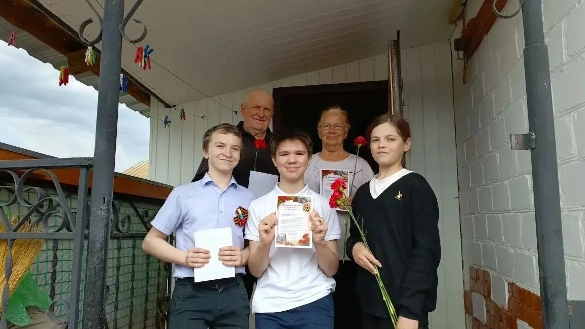 🎖️ Школьники поздравляют «детей войны» с наступающим Днём Победы