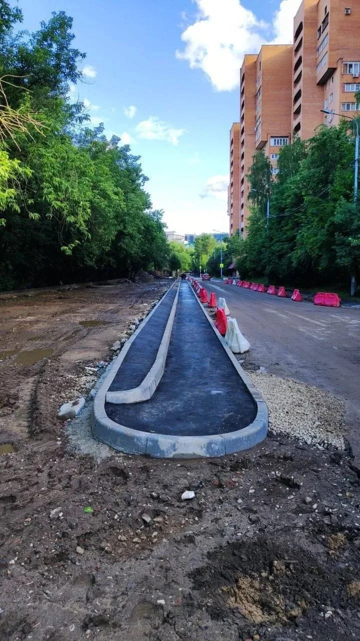 Местные жители недоумевают, что это за конструкция такая🫣

💁‍♂️ На 2-й улице Бухвостова случился к