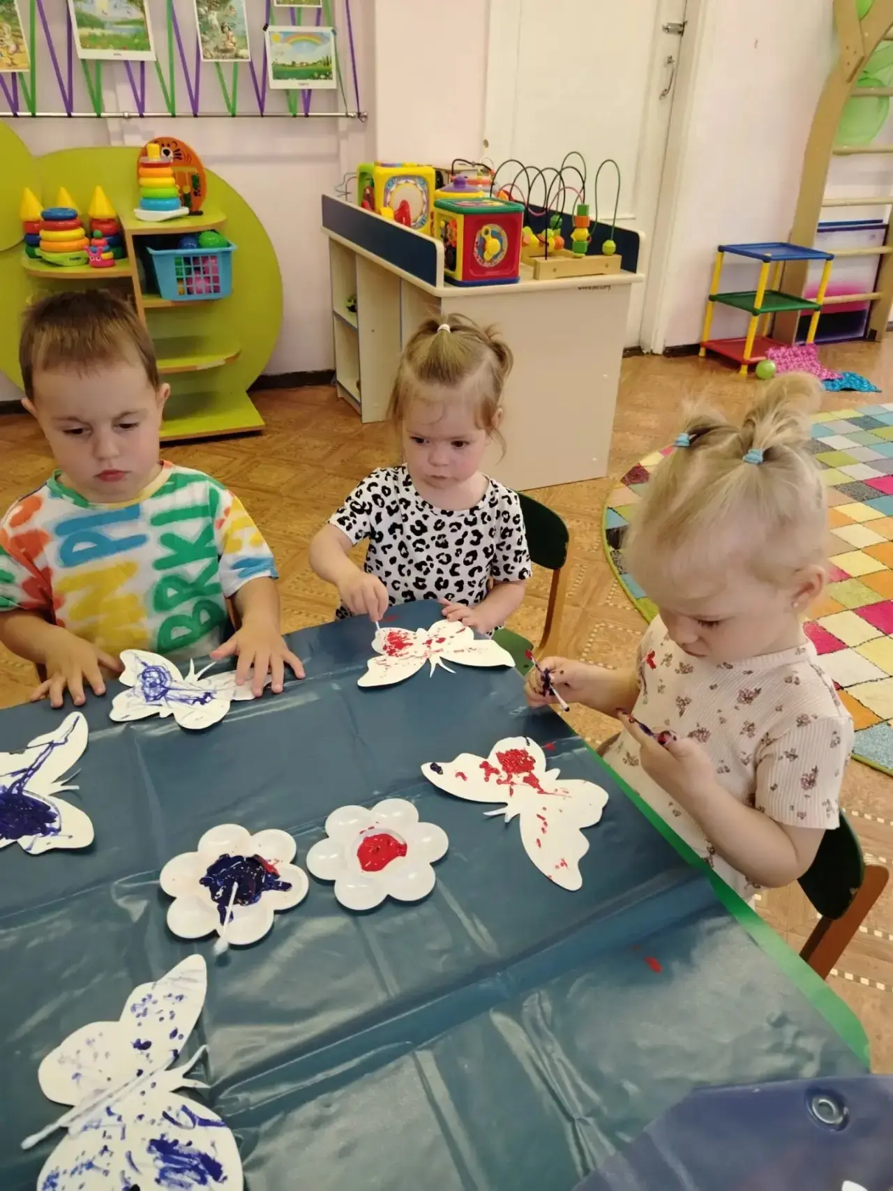 🎨В рамках недели изобразительного творчества малыши группы №1 с помощью красок и ватны...