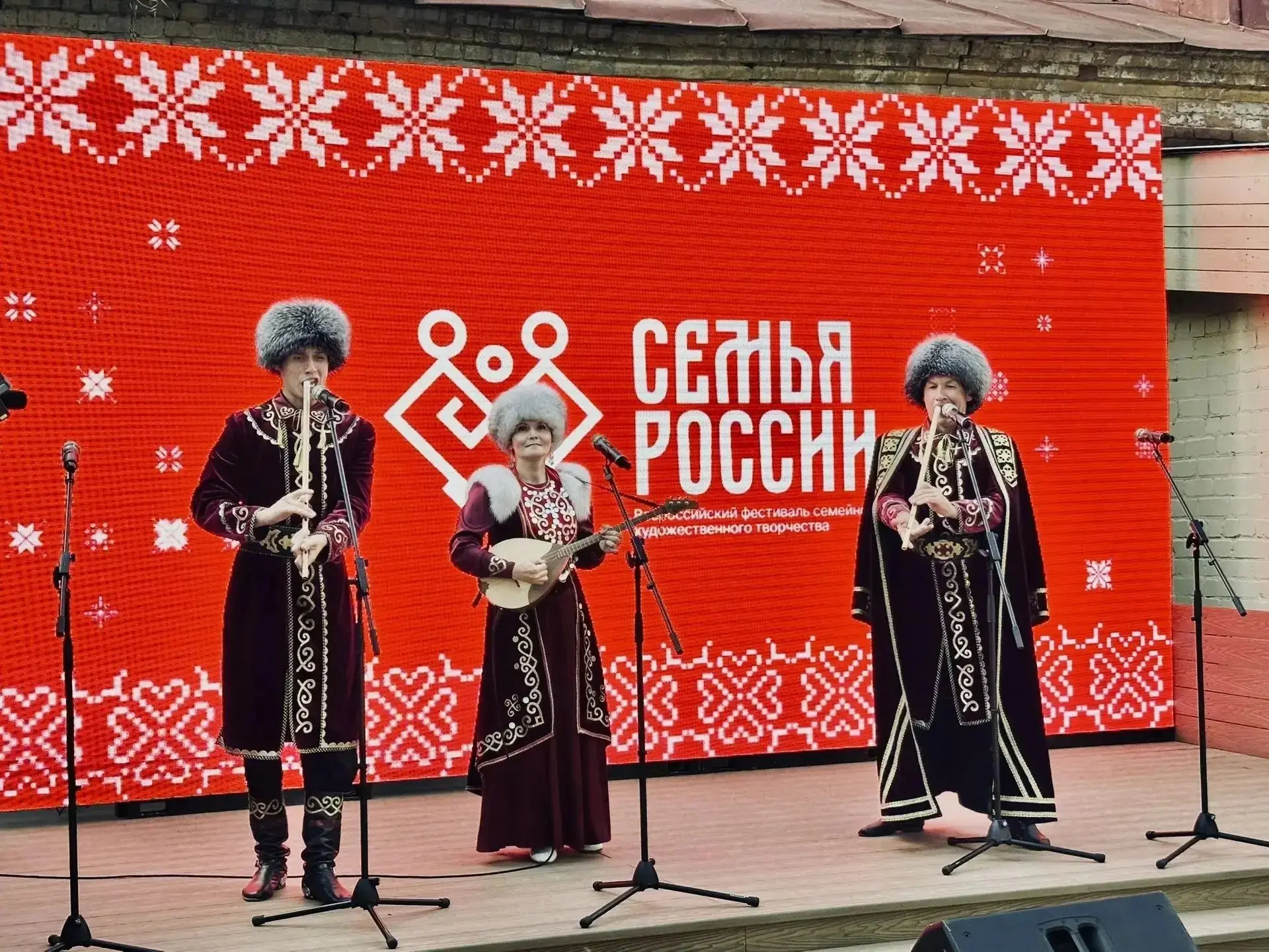 ЗНАЙ НАШИХ!