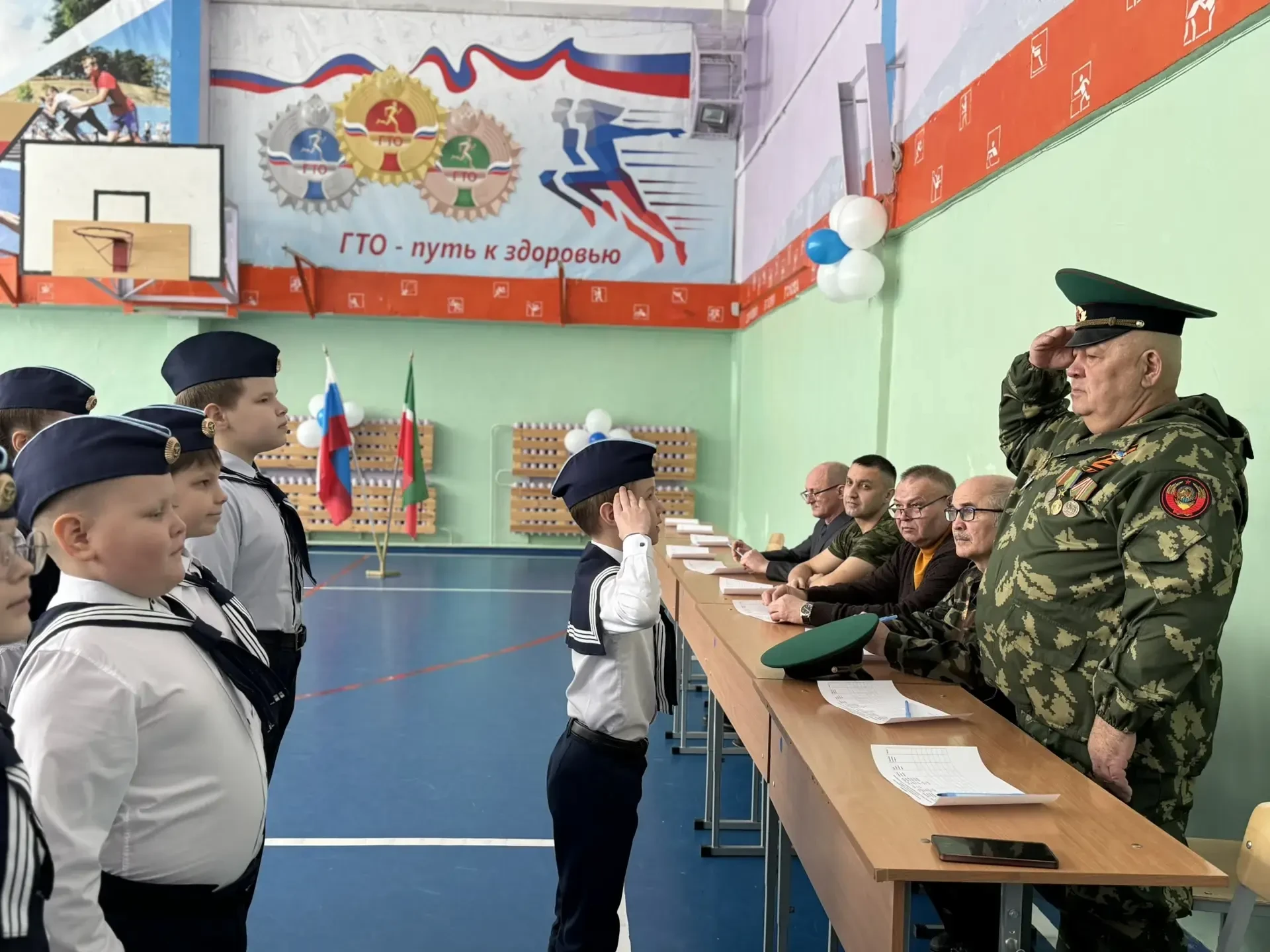 Равнение на героев! 🎖️  20 февраля в нашей школе было особенно шумно и волнительно! Прошел парад «См