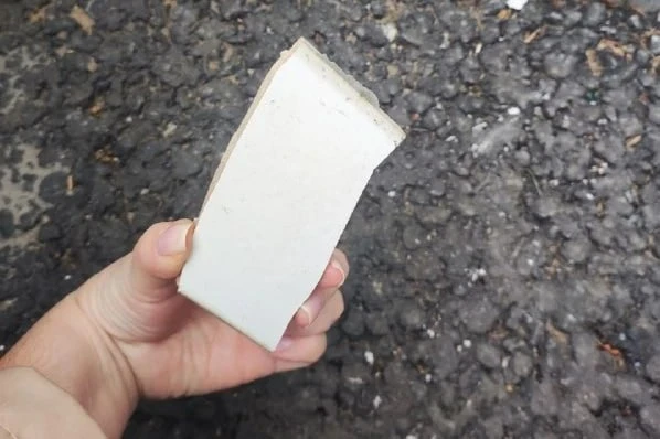 ❗️ Плитка обвалилась с фасада дома в Солнцево