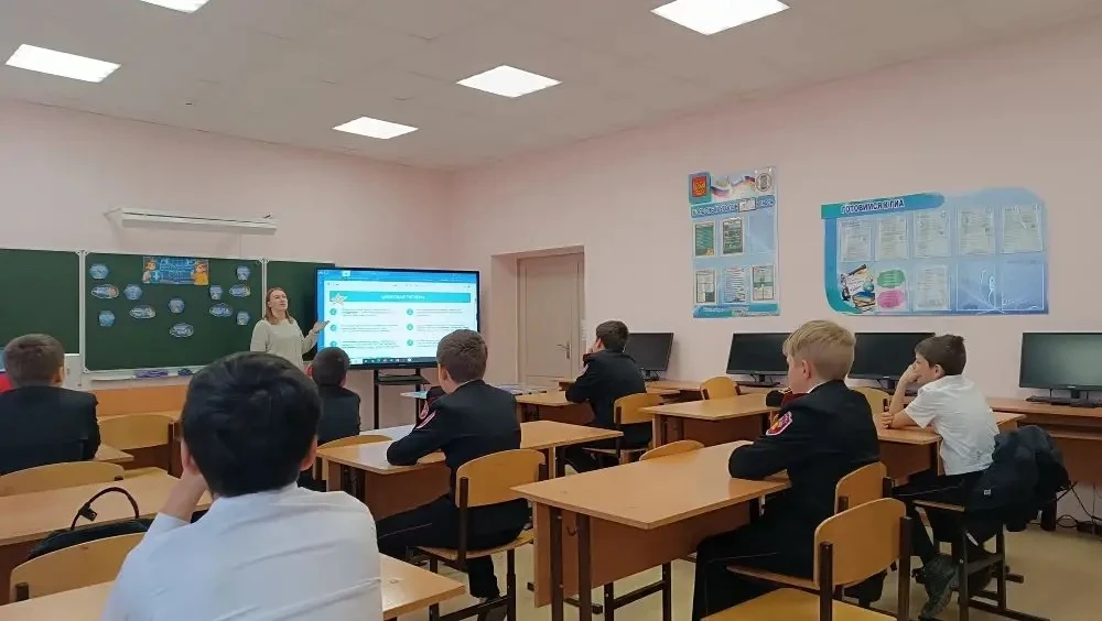 🇷🇺 РАЗГОВОРЫ О ВАЖНОМ🇷🇺 
Утро понедельника 2 марта в школе традиционно началось с торжественной 