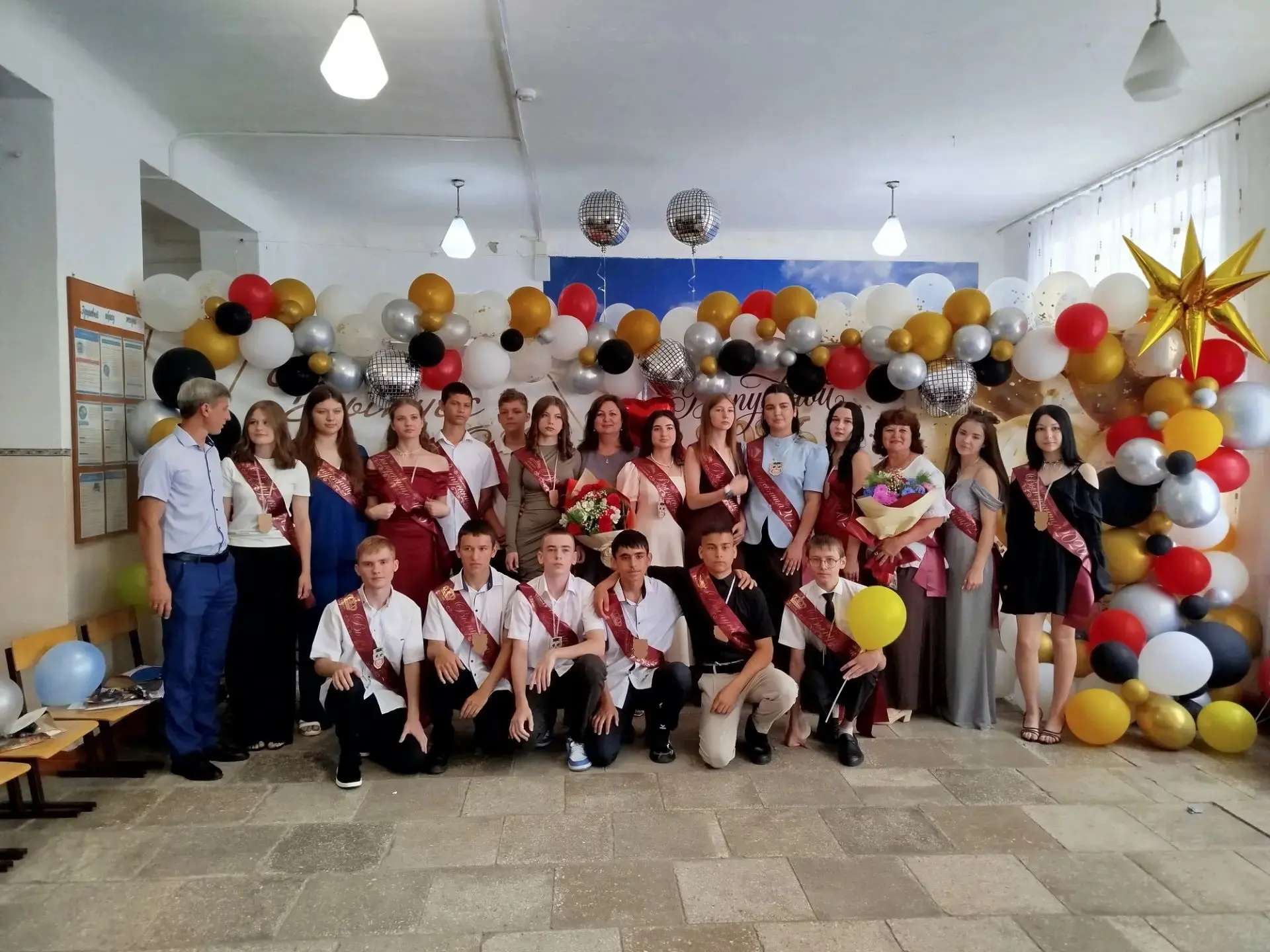 🎉 Выпускной 9 класса: прощай, детство — здравствуй, новый этап! 🎉
Сегодня был особенный день — мы 