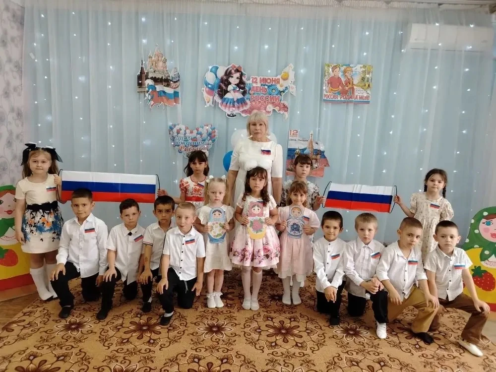Нам праздники для радости даны,
Мы знаем их не мало, самых разных,
Но День России, день родной стран