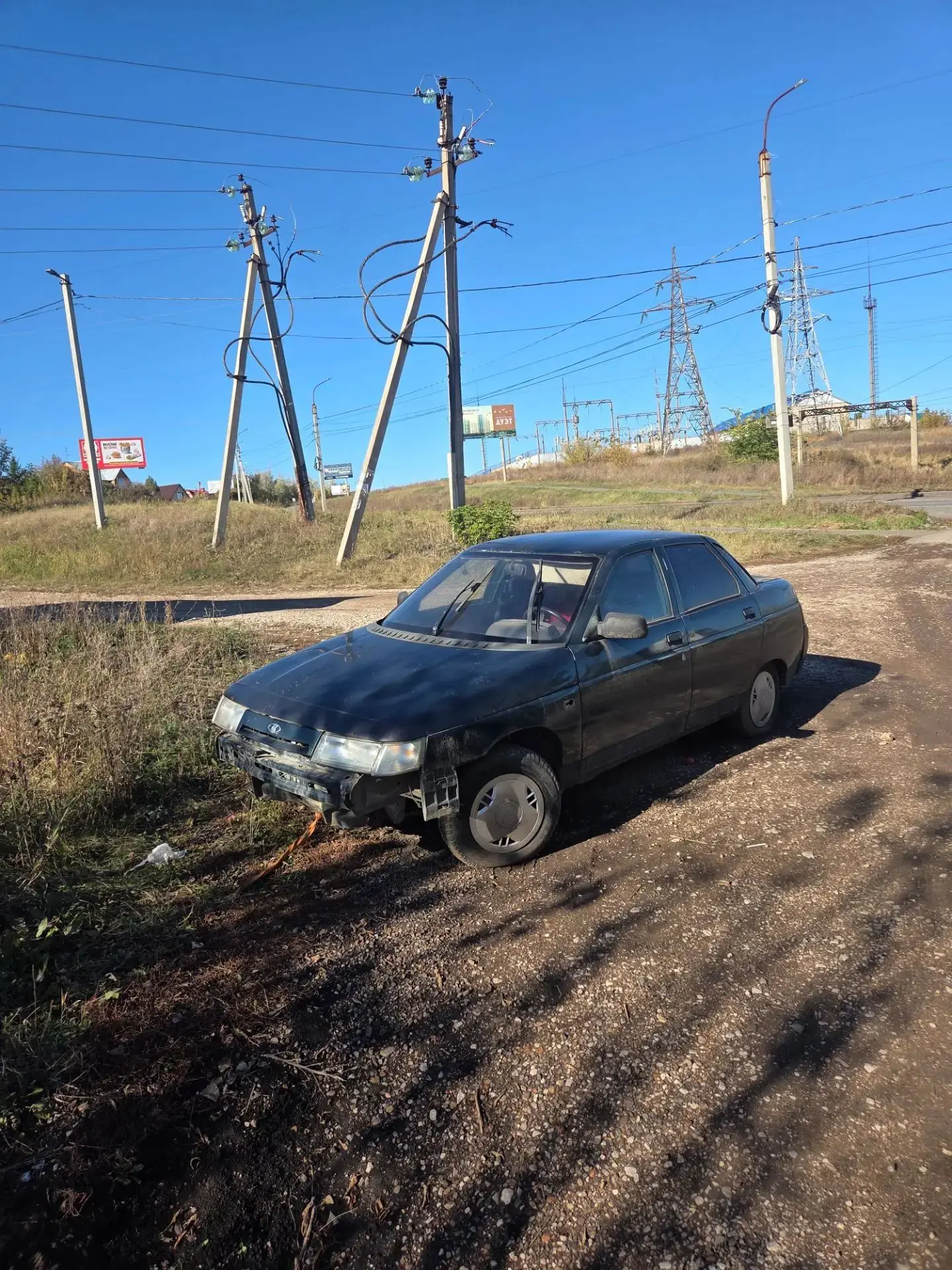 Стоит машина уже месяц на повороте на улицу Ерёменко.  Разместите анонимно