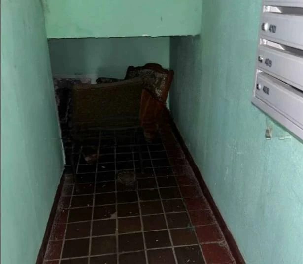 🧹 В подъезде на Липецкой скопился мусор