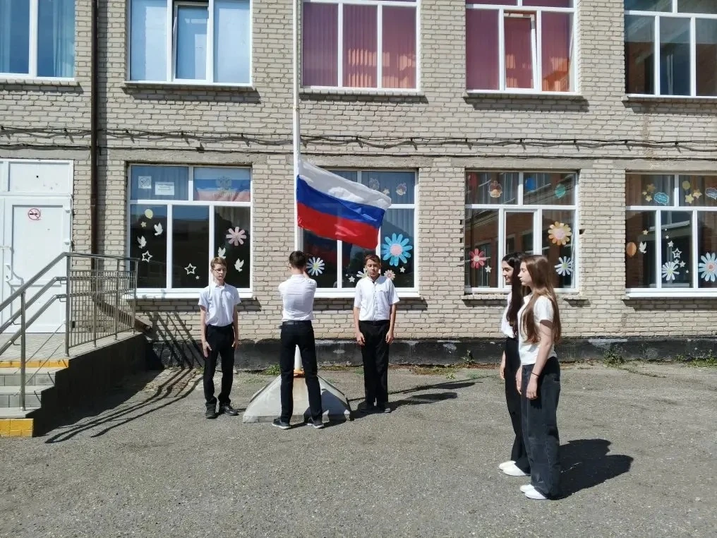 С Днём России! 🇷🇺
Сегодняшний день в нашей школе 9 начался с особенной гордости. Мы стали свидетел