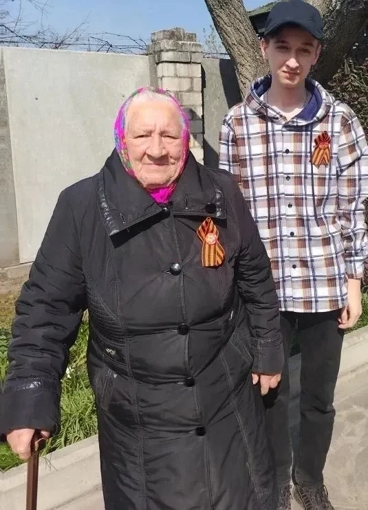 Пусть небо будет голубым,
Пусть дым не стелется огнём.
Пусть пулемёты не стреляют,
И о войне мы лишь