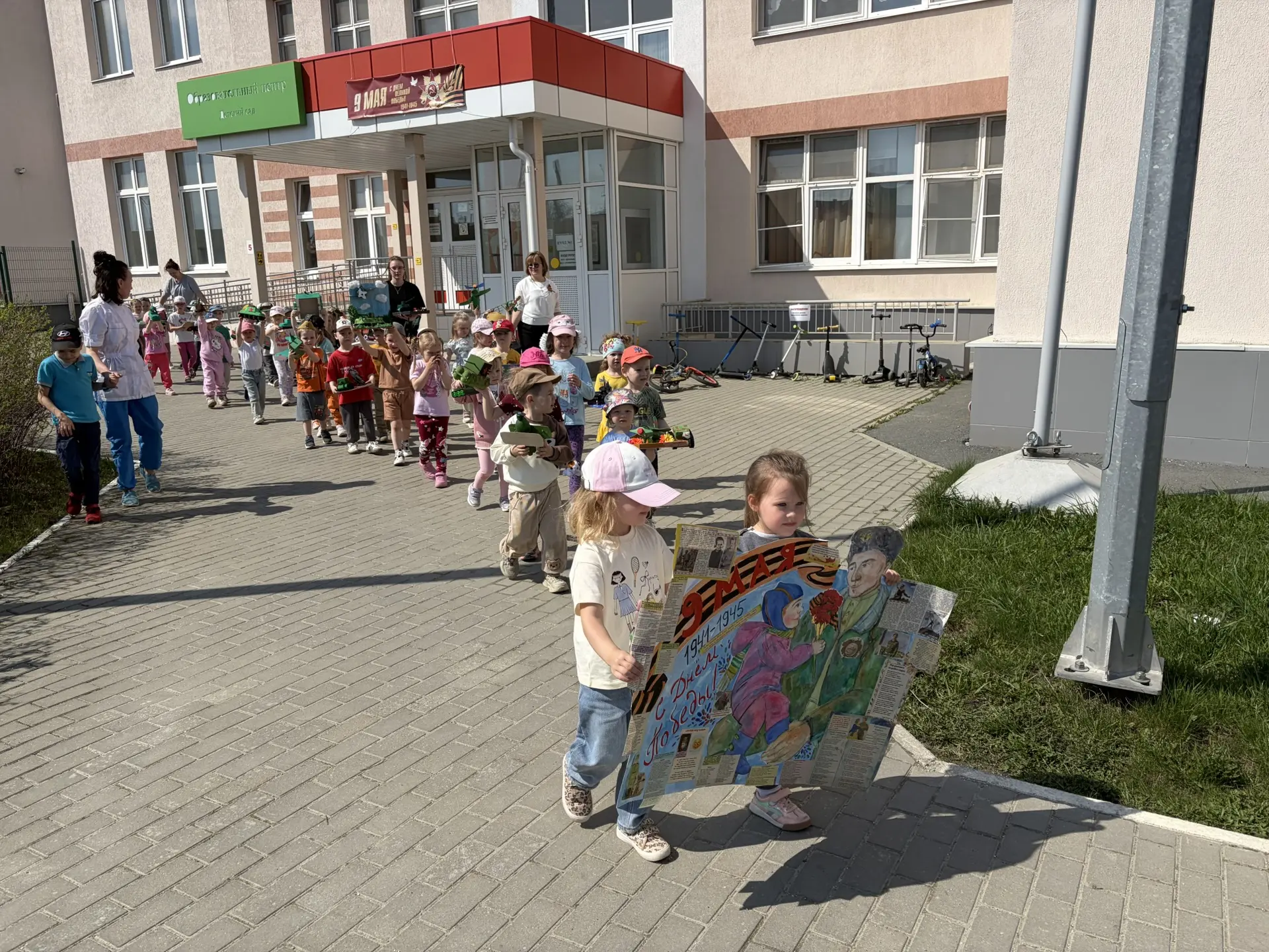 В нашем детском саду прошли торжественные мероприятия, посвященные Дню Победы. Ребята читали пронзит