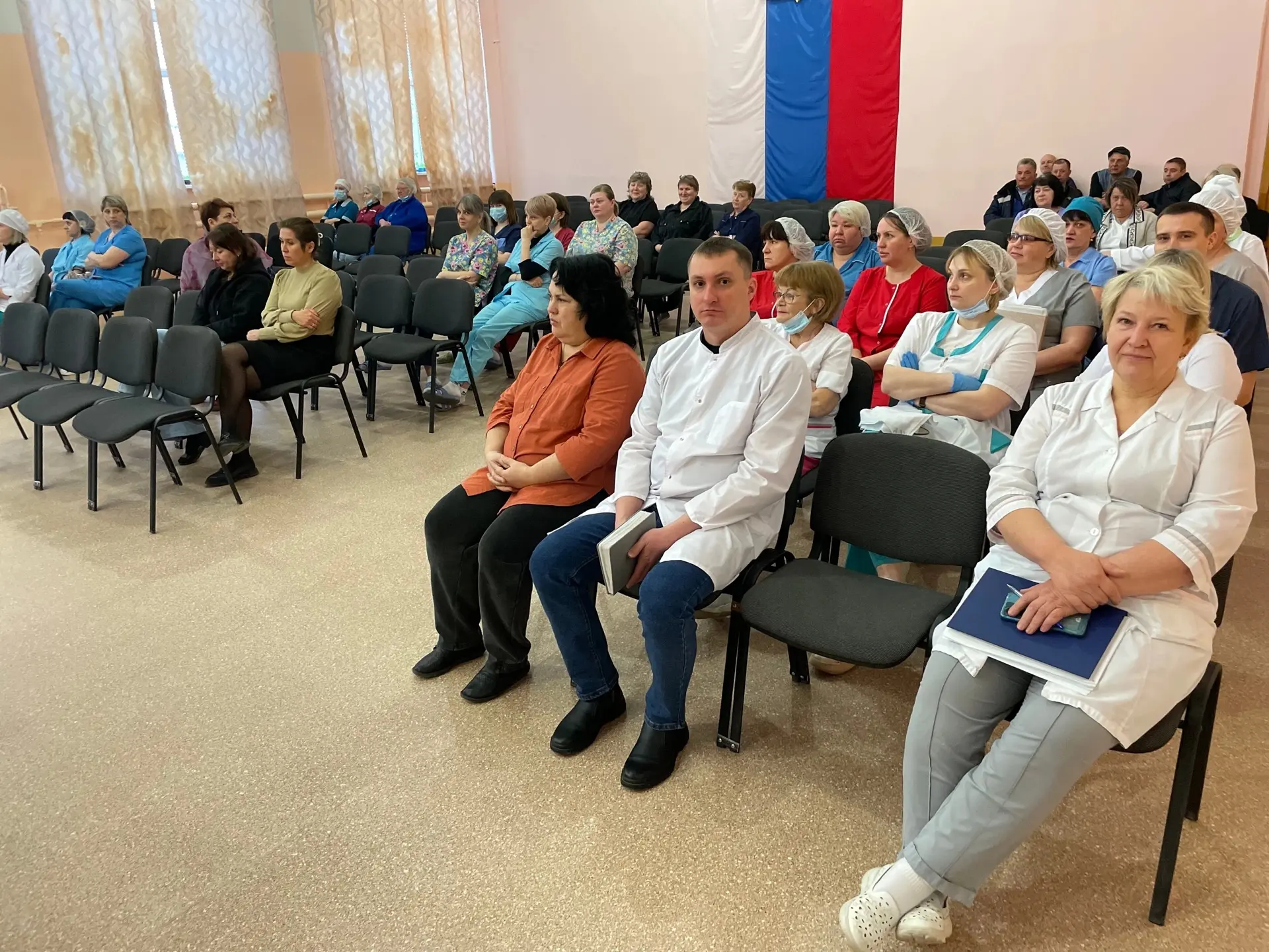21 апреля 2026 года в актовом зале ГАСУСО СО "Алапаевский ДСО" прошел инструктаж для со...