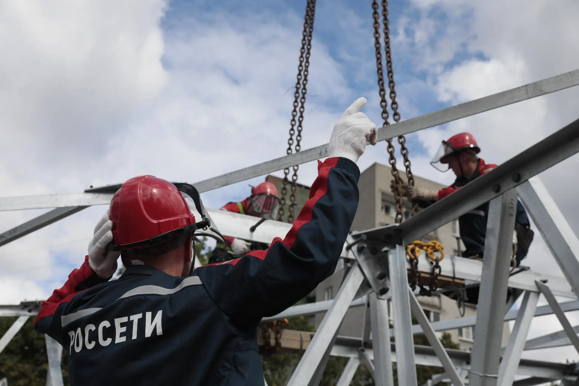 ⚡️#РоссетиЛенэнерго выполняют переустройство электросетевой инфраструктуры на участках ...