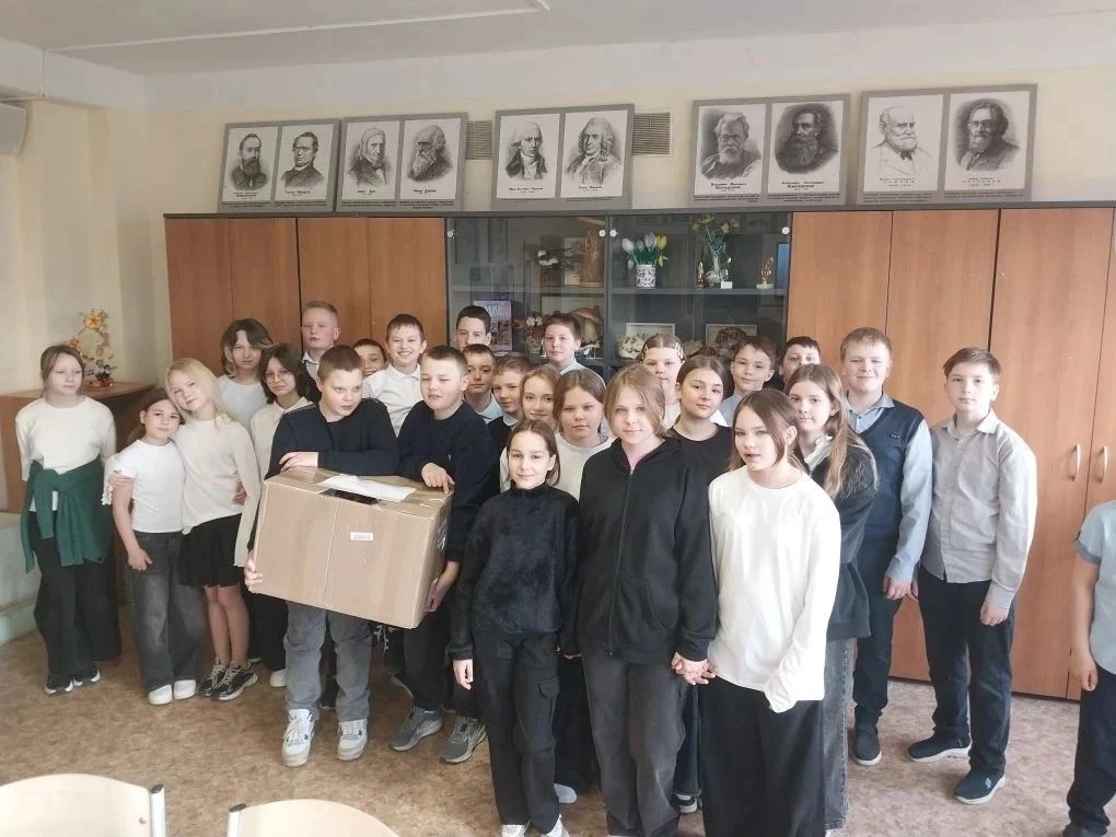 Дорогие друзья!  Наша школа продолжает активную работу по сбору гуманитарной помощи для наших героев