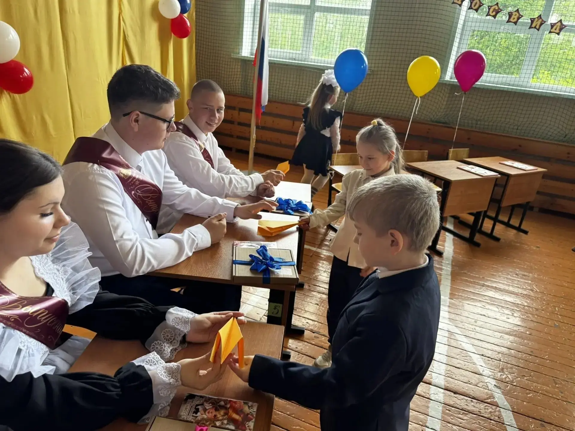 Сегодня на линейке в честь Последнего звонка первоклассники вручили выпускникам 9 класс...
