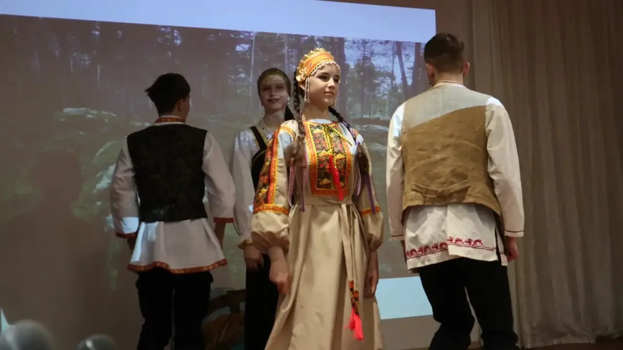 ДРУЖНО — НЕ ТРУДНО!!! 🌍🇷🇺  Прошедшая Семейная суббота в нашей школе превратилась в настоящий калейдо