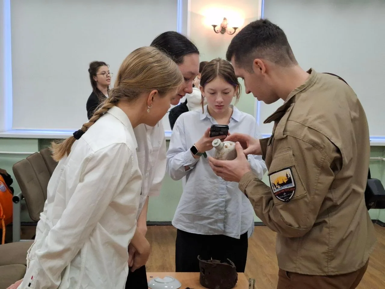 Накануне Дня Победы в выставочном пространстве школы появилась новая витрина