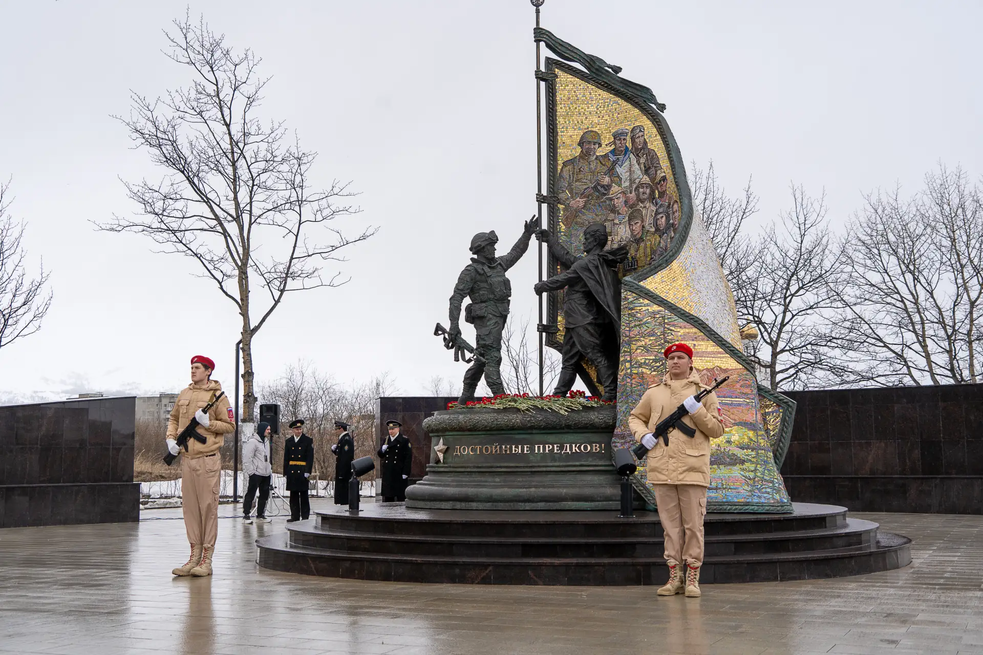 Торжественные и памятные мероприятия прошли в Магадане 8 мая  В них участвовал губернатор Сергей Нос