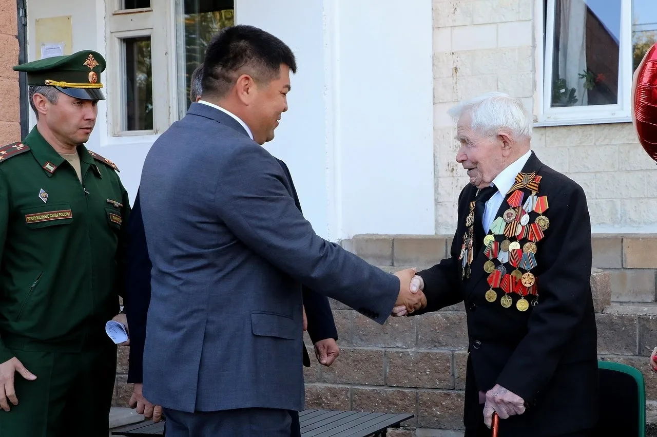 В Уфе прошел парад в честь 101‑летия ветерана Родиона Лобанова 👏🏼