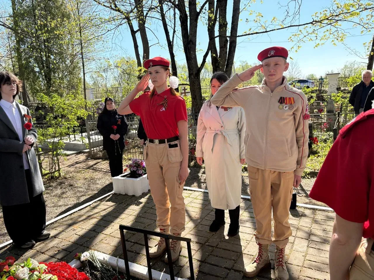 Сегодня Петровское кладбище стало местом глубокого поклонения и нерушимой памяти. У Братского захоро