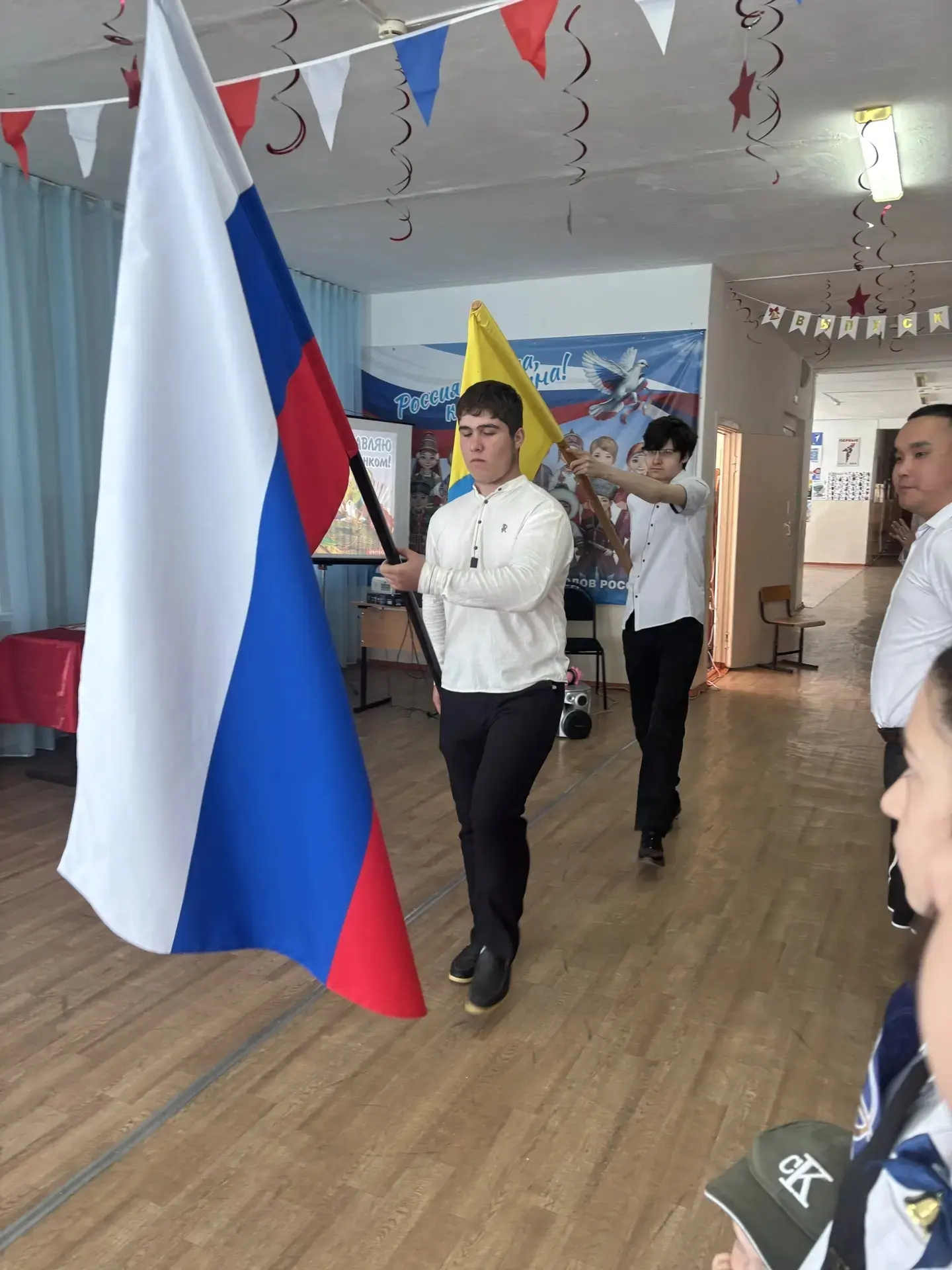 Торжественное мероприятие «Последний звонок», посвящённое Году единства народов России.🔔
