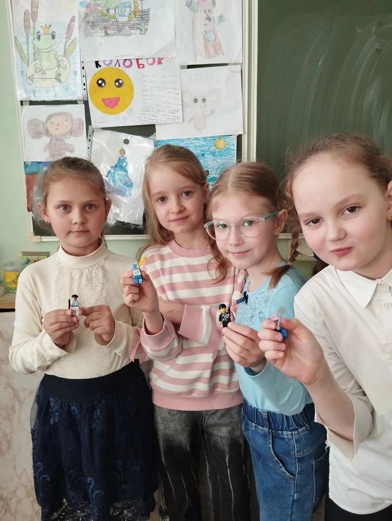 📚 Защита проектов во 2б классе по окружающему миру 🌍  Ученики 2б класса под руководством Белоущенко 