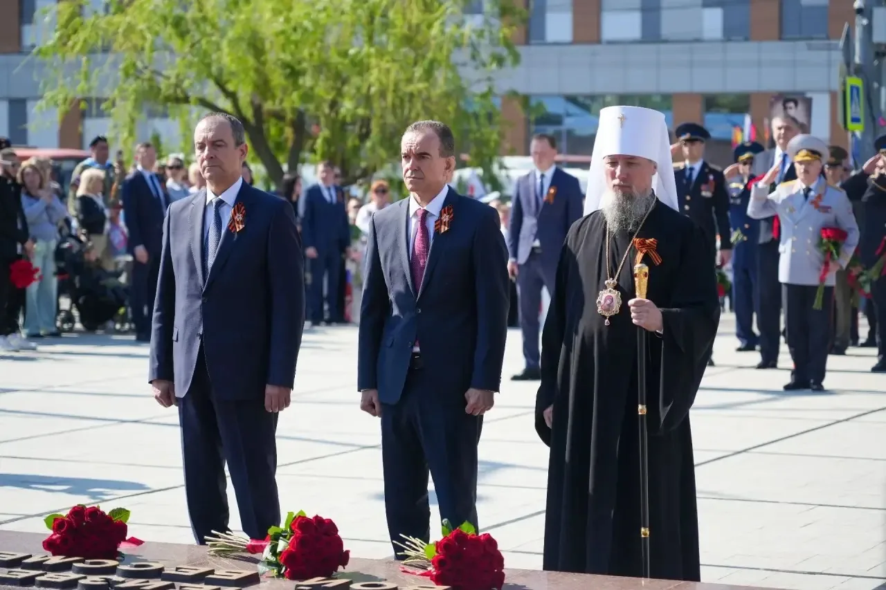 Празднование Великого Дня Победы началось с возложения цветов к Вечному огню на Площади Памяти Герое