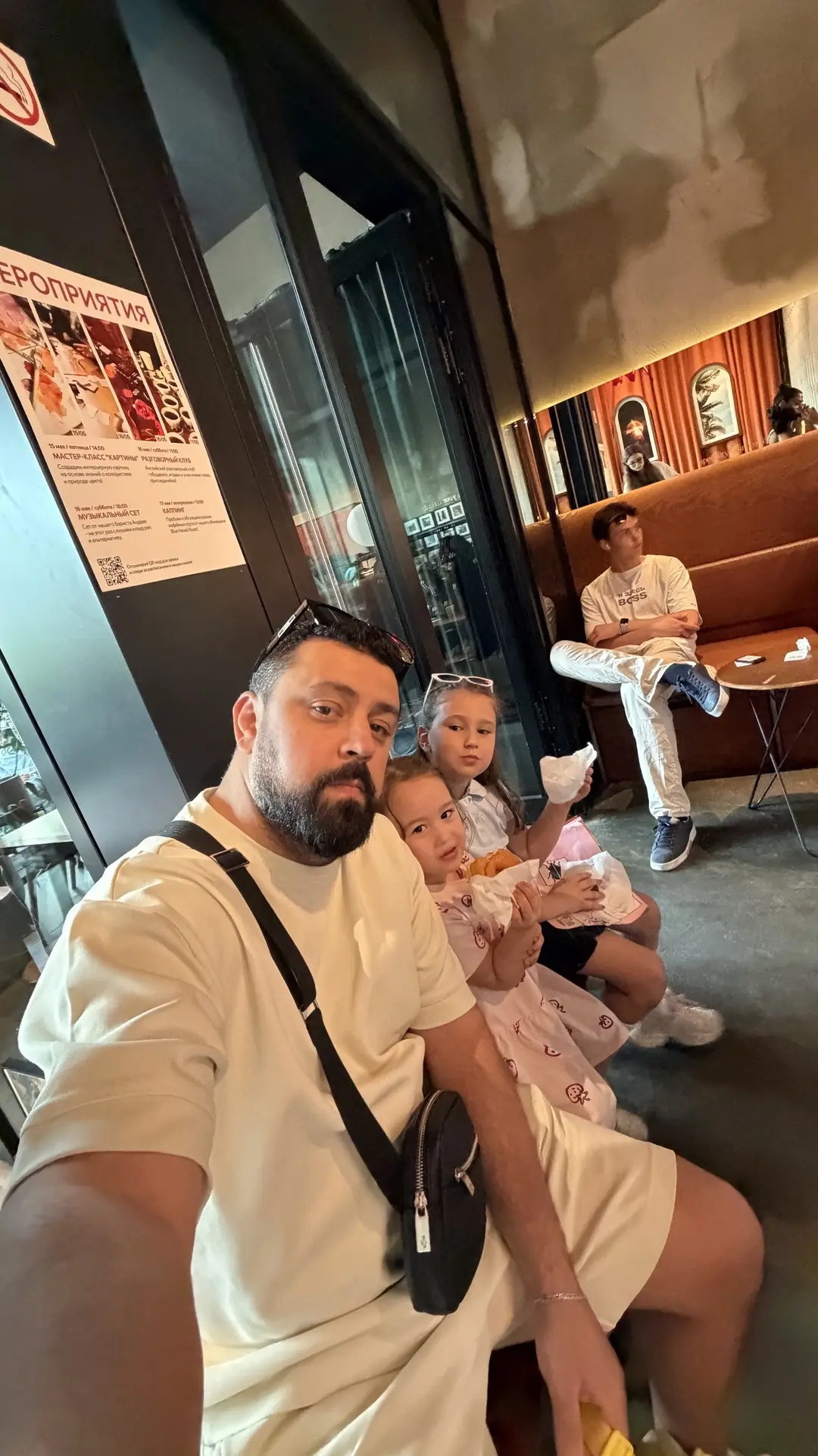 Забрал девочек и пошли за кофе😜