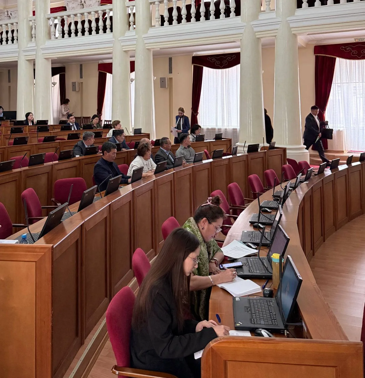 В парламенте Бурятии проходит заседание Комитета Народного Хурала Бурятии по государственному устрой