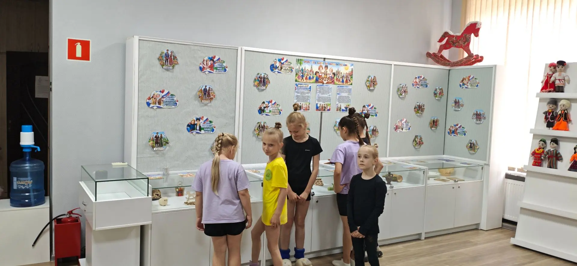 🎉 В Гиагинском краеведческом музее для юных посетителей прошла экскурсия по залу «Год ...