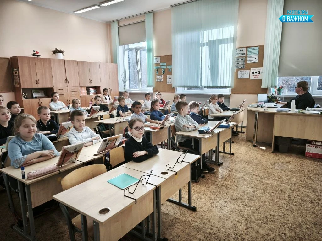 РАЗГОВОРЫ О ВАЖНОМ 🇷🇺  Начинаем новую неделю торжественной церемонией поднятия флага! После церемони