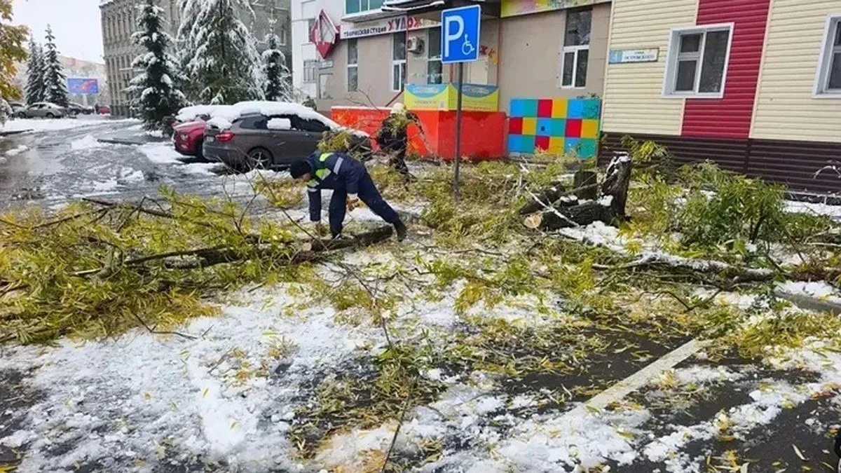 Непогода в Сургуте привела к травмам и повреждениям автомобилей