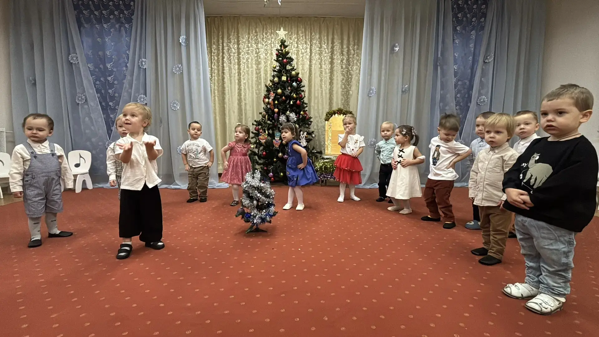 🎈 УРА! Весёлые утренники в дошкольных группах нашей любимой школы №1404 «Гамма» продолжаются!  Ребят