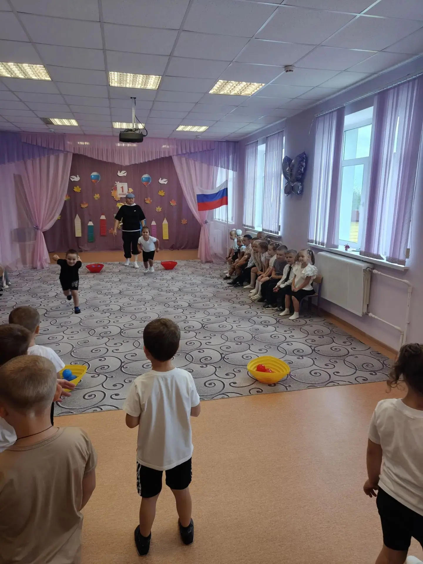 Вот и лето пролетело! Сегодня дети разновозрастной группы"Божья коровка " встретили пер...