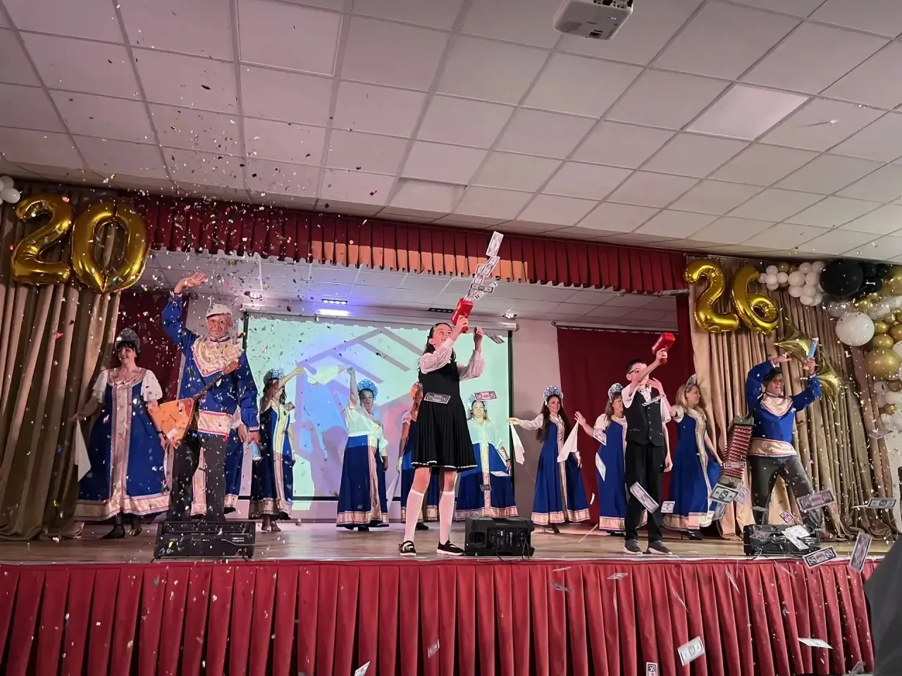🔔 Время лететь в большую жизнь: Последний звонок для 11-классников!  Сегодня в стенах нашей школы пр