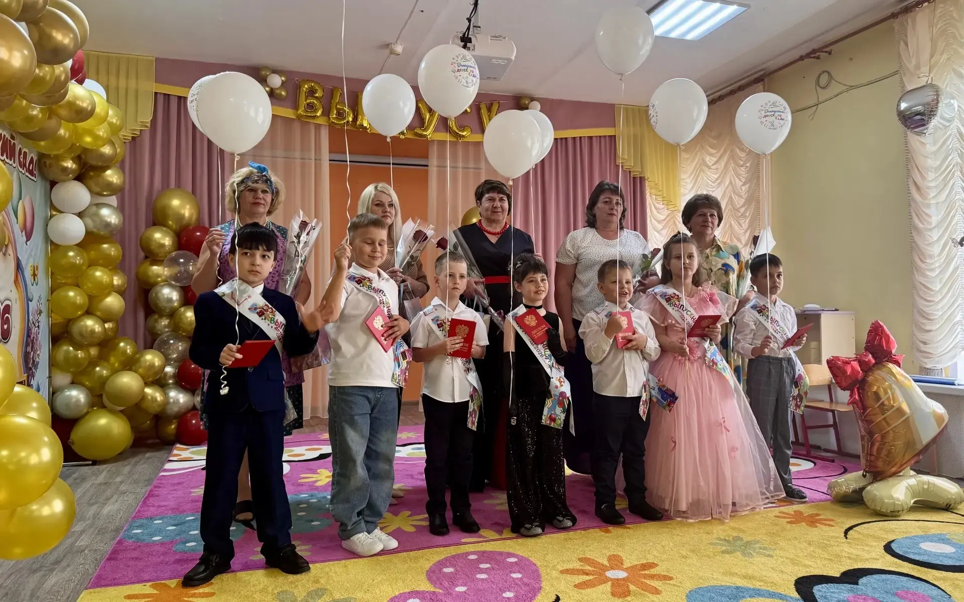 ✨28 мая в теплой, трогательной обстановке прошёл выпускной утренник в Дубовском детском...