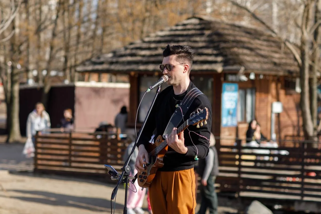 🎶 Выступление солиста группы «Дождя не будет» в парке «Дельфин»!  Артист исполнит популярные хиты в 