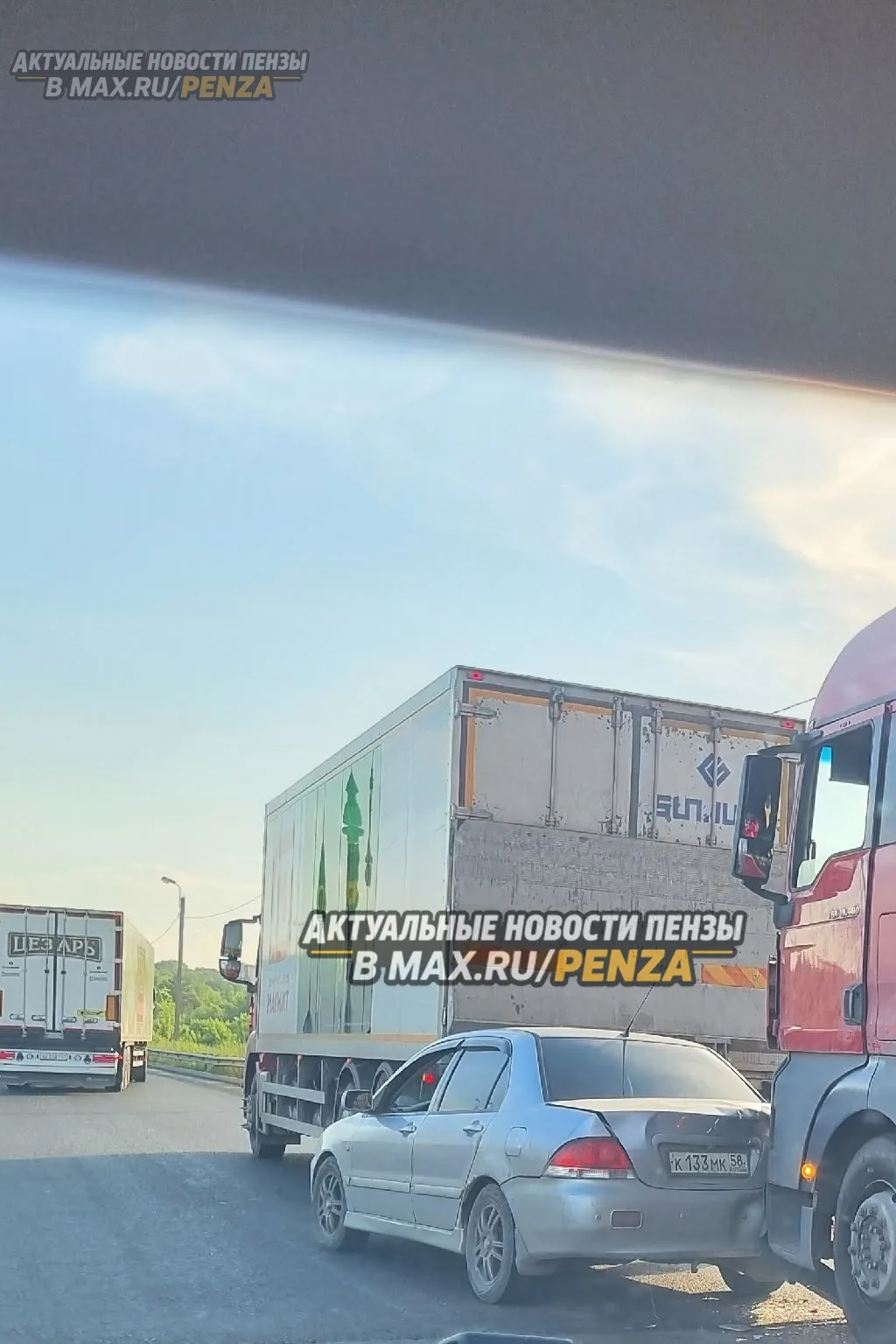 Сегодня на М5 авто попал между фурами. Повезло что фура смогла остановиться.