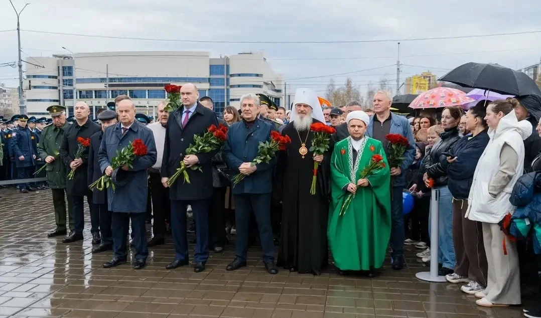 Сегодня, в День космонавтики, в Оренбурге почтили память первопроходцев космоса: к памятнику Юрия Га