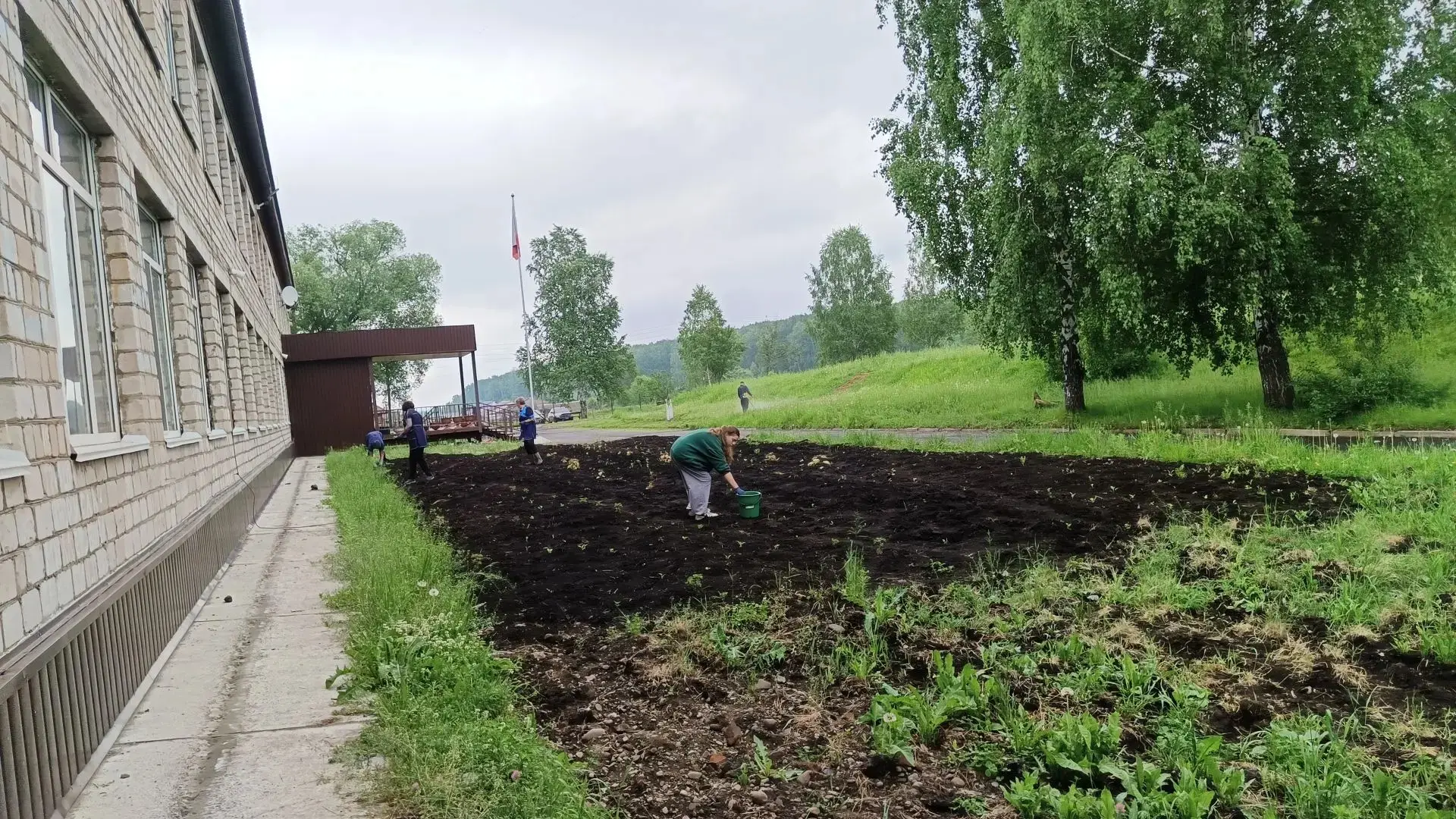 Облачный день — лучшее время для работы на свежем воздухе ☁️🌿

Никакого палящего солнца, только лёг