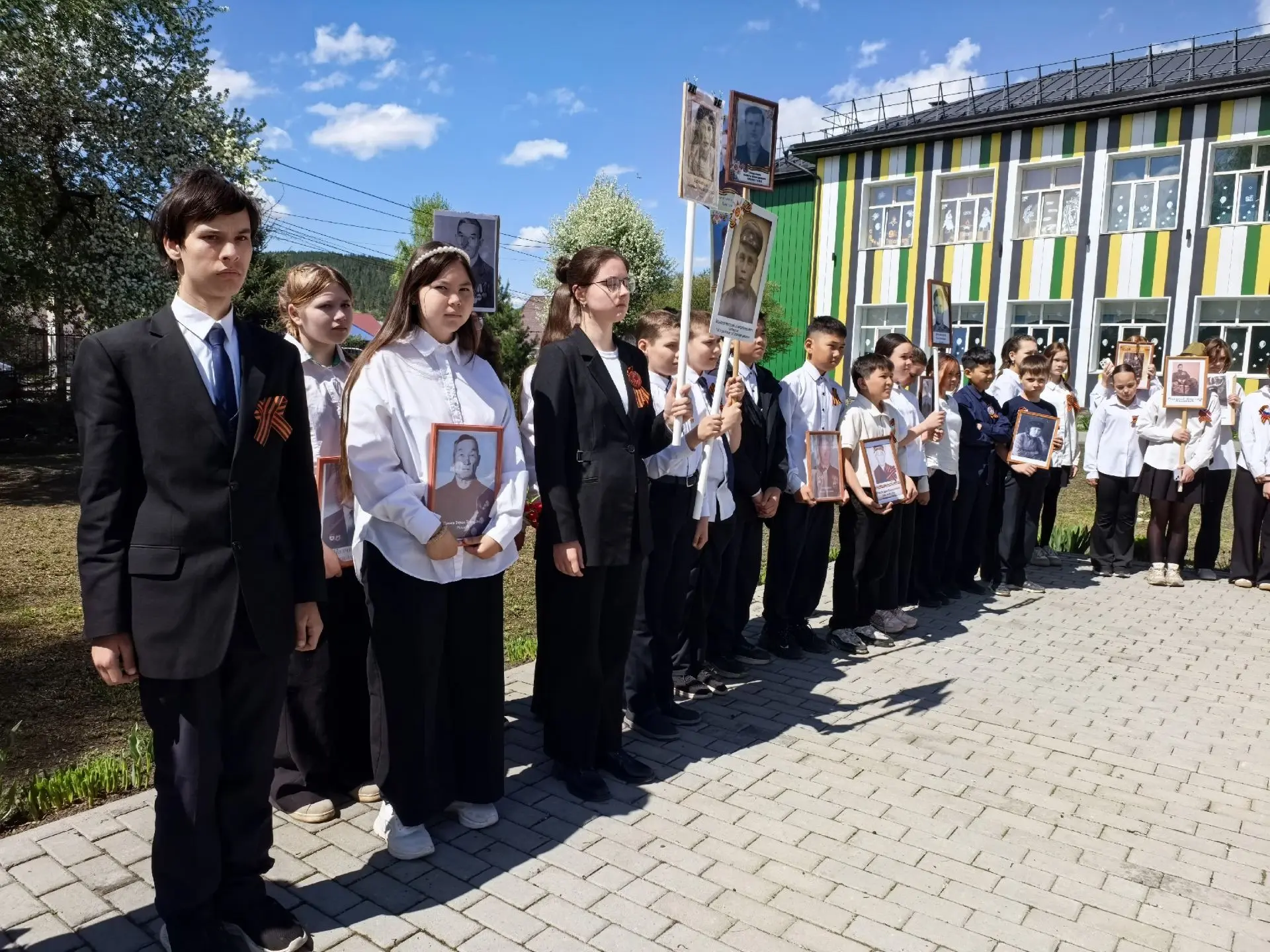 Течет река бессмертного полка По улицам, проспектам, по стране Шагают в ряд с портретами в руках Пот