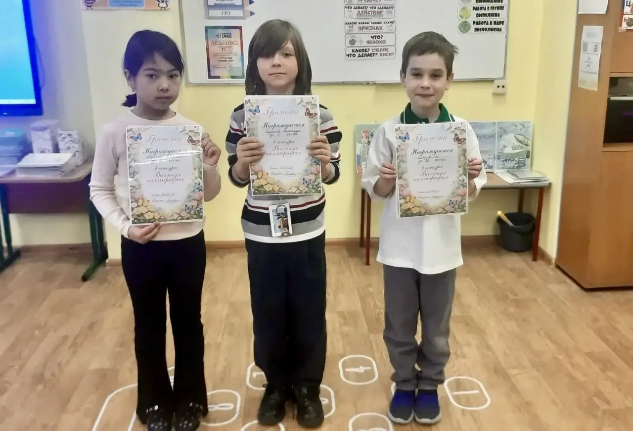 Учимся писать красиво ✏️  😻 Наши первоклассники учатся писать крючки и закорючки, старательно выводя
