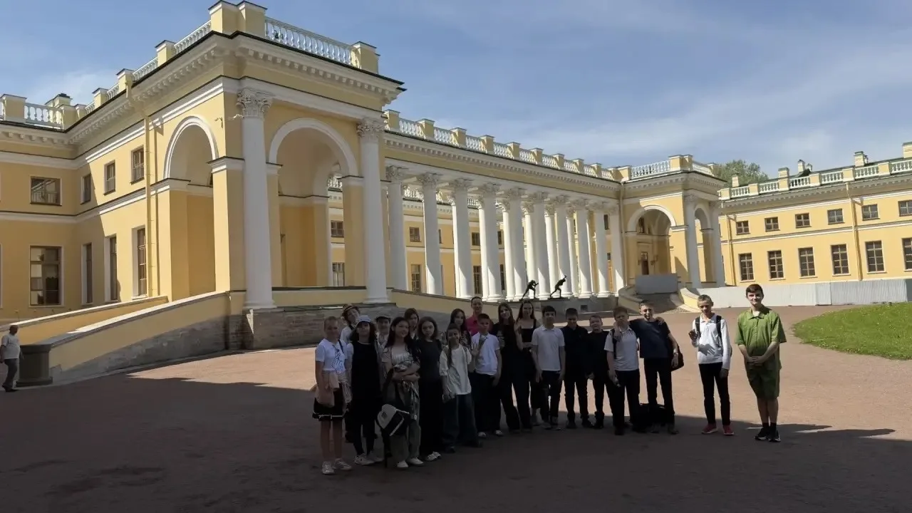🏛️ 6А: погружение в эпоху последнего императора 👑  19 мая 6А класс под руководством Анны Владимировн