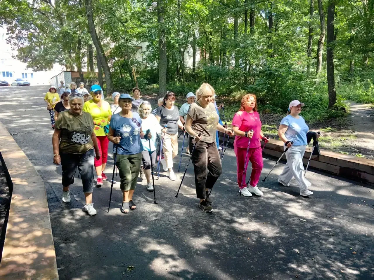 ☀️ Очередное занятие скандинавской ходьбой прошло в парке Маршалково 🌳под руководством нашего любим