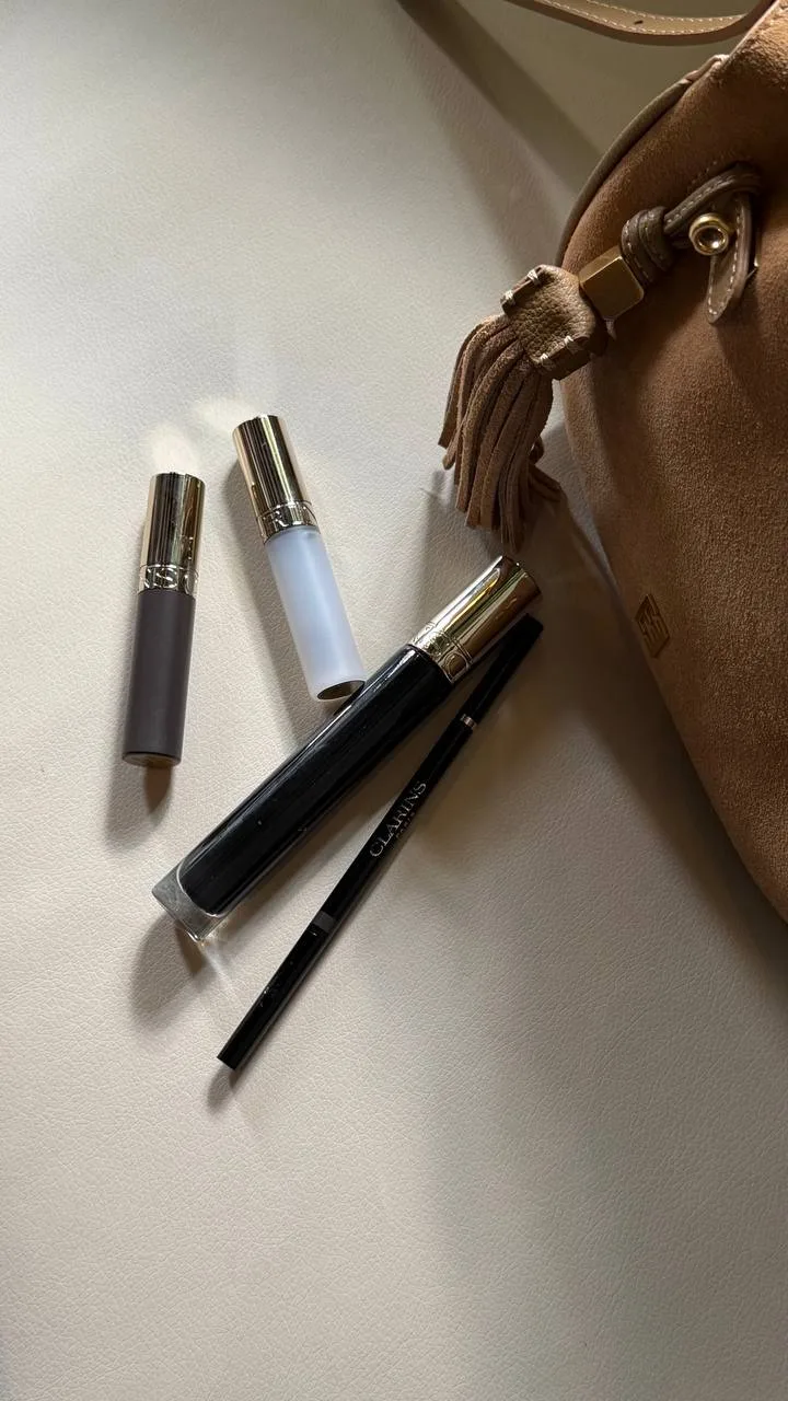 Clarins впустили сразу три продукта декоративной косметики, два из которых для бровей.